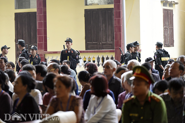 Video ảnh: Cựu tướng CA vẫy tay chào người thân trong vụ án đánh bạc nghìn tỷ