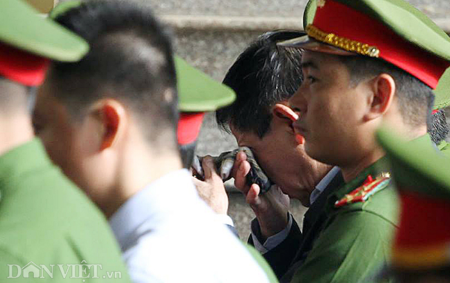 Video ảnh: Cựu tướng CA vẫy tay chào người thân trong vụ án đánh bạc nghìn tỷ