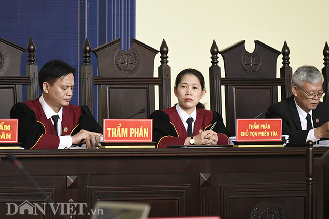 Video ảnh: Cựu tướng CA vẫy tay chào người thân trong vụ án đánh bạc nghìn tỷ