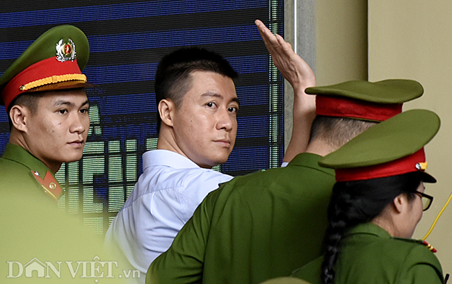 Video ảnh: Cựu tướng CA vẫy tay chào người thân trong vụ án đánh bạc nghìn tỷ