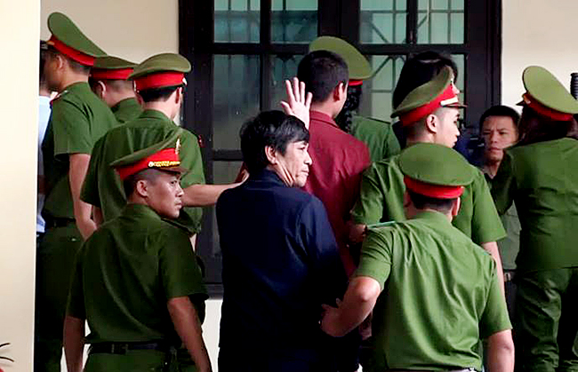 Video ảnh: Cựu tướng CA vẫy tay chào người thân trong vụ án đánh bạc nghìn tỷ