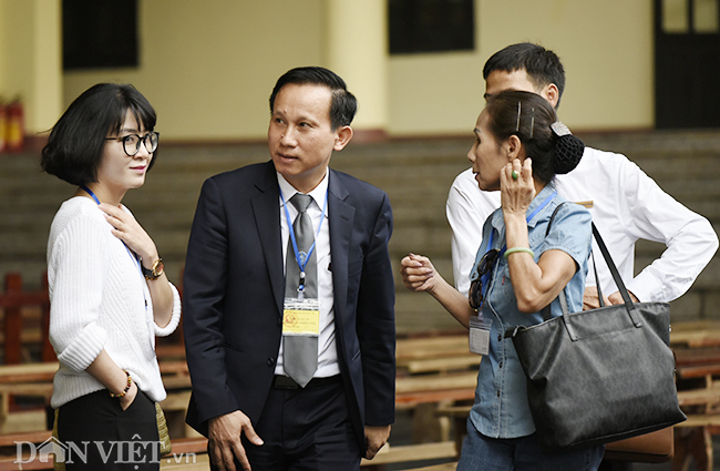 Video ảnh: Cựu tướng CA vẫy tay chào người thân trong vụ án đánh bạc nghìn tỷ