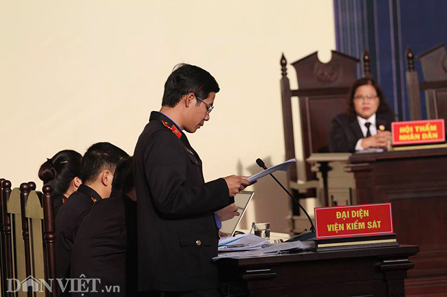 Video ảnh: Cựu tướng CA vẫy tay chào người thân trong vụ án đánh bạc nghìn tỷ