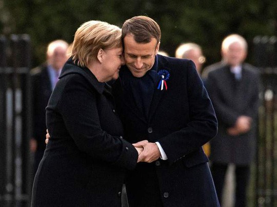 Bà Merkel bất ngờ bị nhầm là ...vợ ông Macron