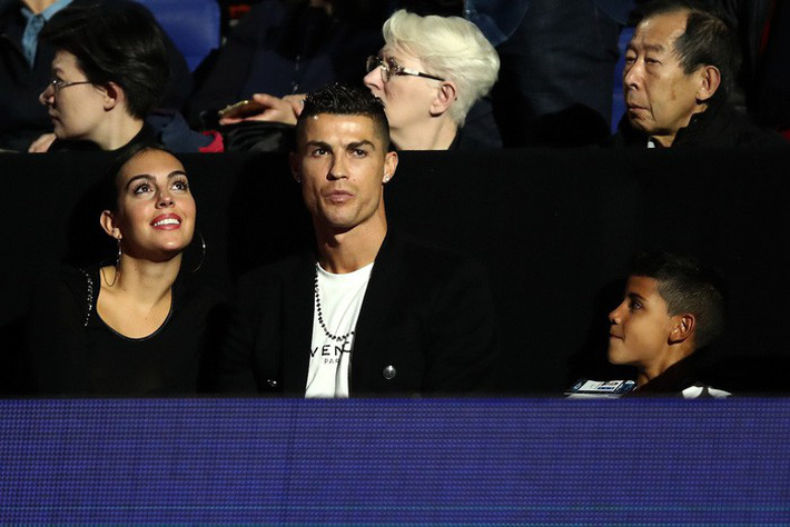 Ronaldo trổ tài nhưng bắt hụt, khiến trái bóng tennis rơi trúng đầu bạn gái