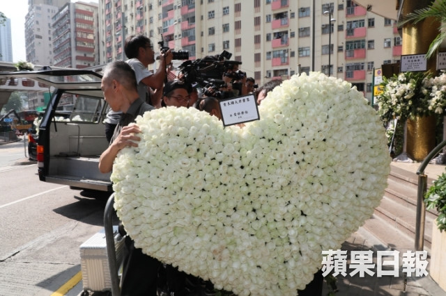 Tỷ phú Jack Ma và các nghệ sĩ đưa Kim Dung về nơi an nghỉ cuối cùng