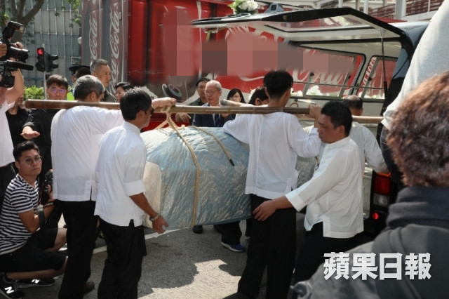 Tỷ phú Jack Ma và các nghệ sĩ đưa Kim Dung về nơi an nghỉ cuối cùng