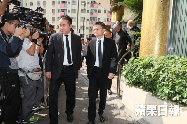 Tỷ phú Jack Ma và các nghệ sĩ đưa Kim Dung về nơi an nghỉ cuối cùng