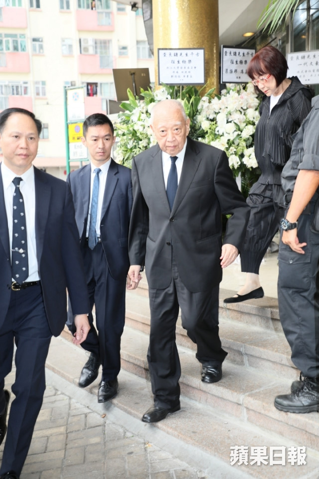 Tỷ phú Jack Ma và các nghệ sĩ đưa Kim Dung về nơi an nghỉ cuối cùng