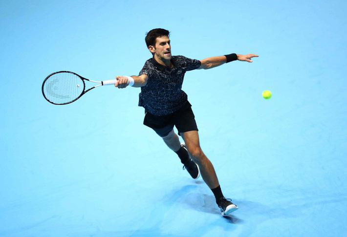 Ronaldo trổ tài nhưng bắt hụt, khiến trái bóng tennis rơi trúng đầu bạn gái