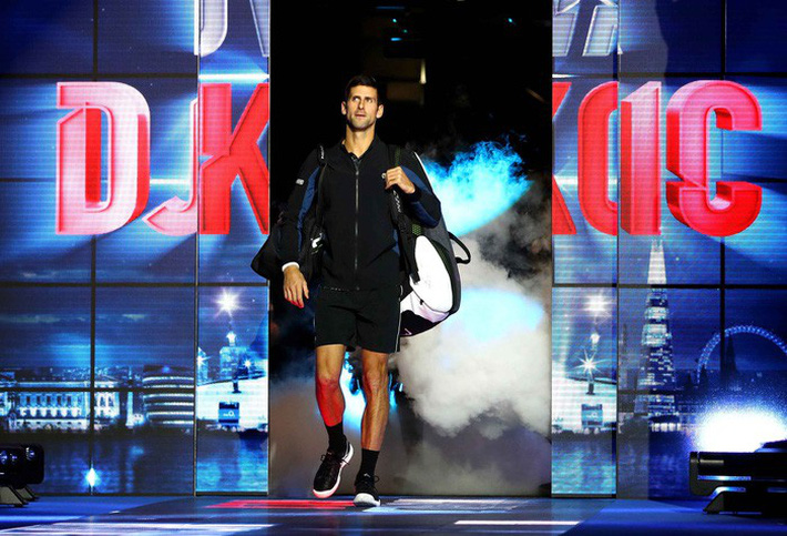 Ronaldo trổ tài nhưng bắt hụt, khiến trái bóng tennis rơi trúng đầu bạn gái