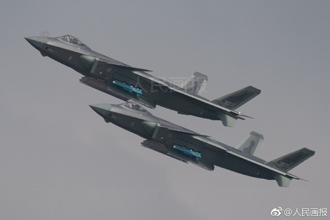 Tiêm kích J-20 của Trung Quốc lần đầu khoe vũ khí trước công chúng