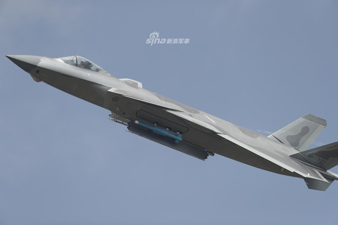 Tiêm kích J-20 của Trung Quốc lần đầu khoe vũ khí trước công chúng