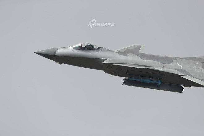 Tiêm kích J-20 của Trung Quốc lần đầu khoe vũ khí trước công chúng