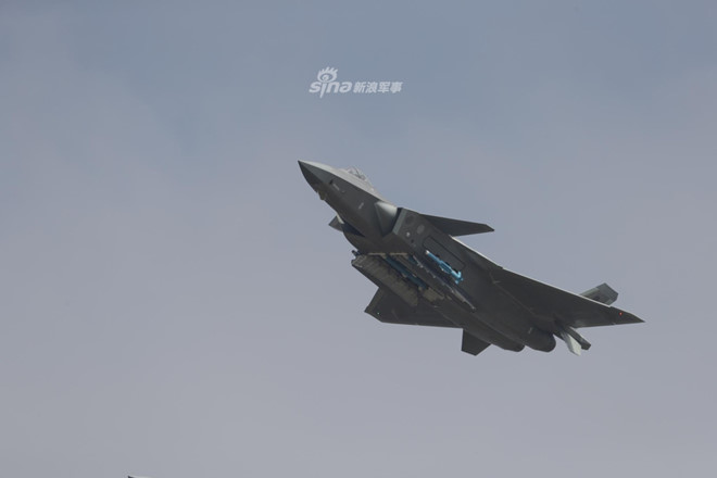 Tiêm kích J-20 của Trung Quốc lần đầu khoe vũ khí trước công chúng