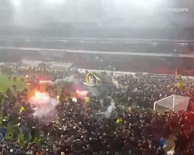 Biển người tràn xuống sân mừng chức vô địch sau gần thập kỷ chờ đợi