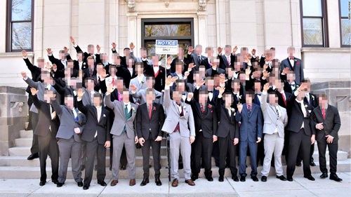 Nhóm nam sinh Mỹ bị điều tra vì bức ảnh chào kiểu phát xít