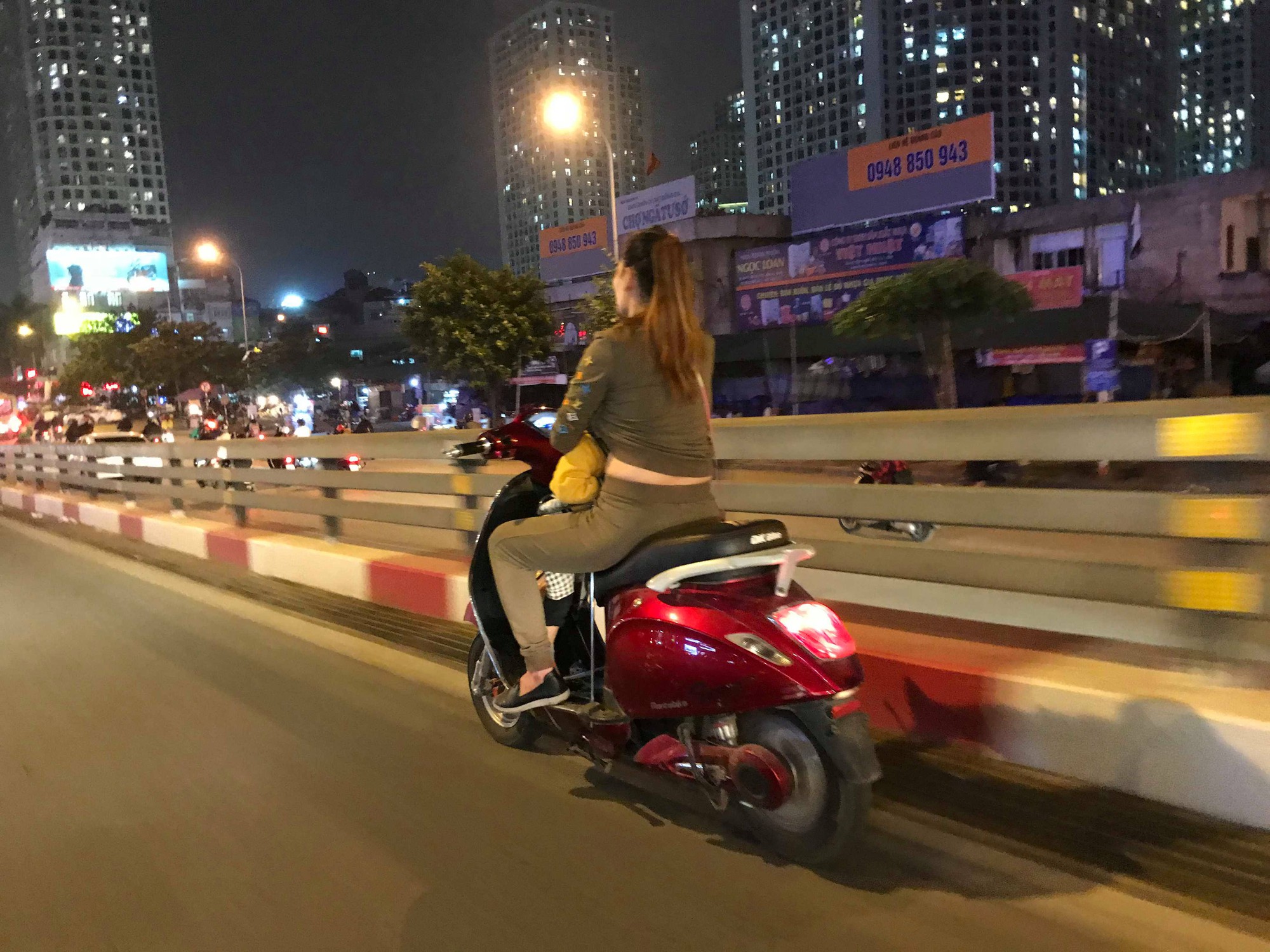 Hình ảnh người mẹ một tay cầm lái, một tay ôm con trai đang ti sữa trên đường gây tranh cãi