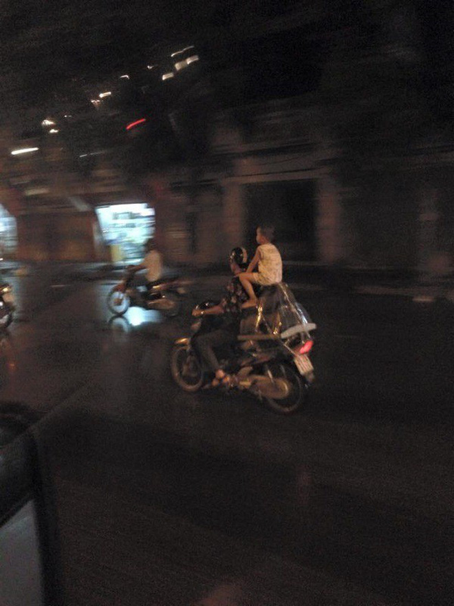 Hình ảnh người mẹ một tay cầm lái, một tay ôm con trai đang ti sữa trên đường gây tranh cãi