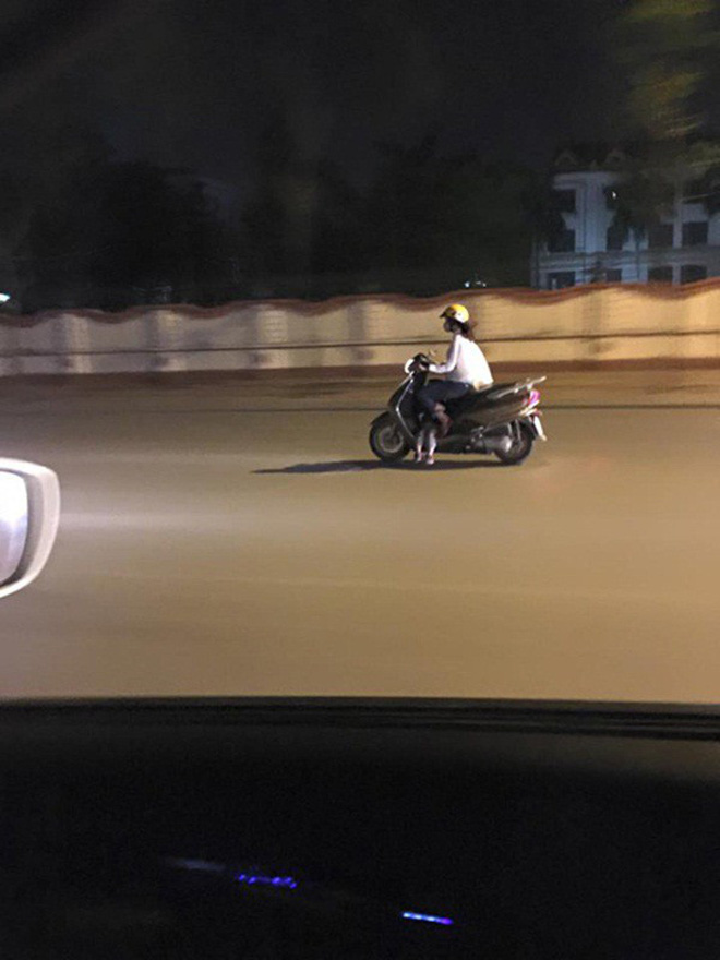 Hình ảnh người mẹ một tay cầm lái, một tay ôm con trai đang ti sữa trên đường gây tranh cãi