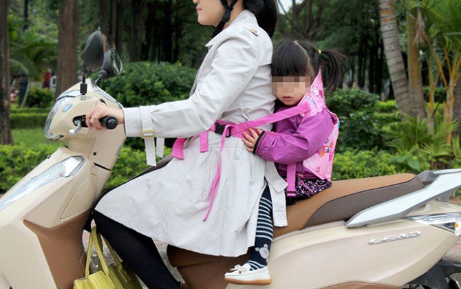 Hình ảnh người mẹ một tay cầm lái, một tay ôm con trai đang ti sữa trên đường gây tranh cãi