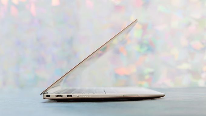 Ảnh thực tế Dell XPS 13 (2018) thiết kế nhỏ gọn, cấu hình mạnh