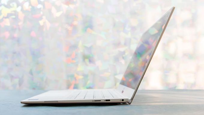 Ảnh thực tế Dell XPS 13 (2018) thiết kế nhỏ gọn, cấu hình mạnh