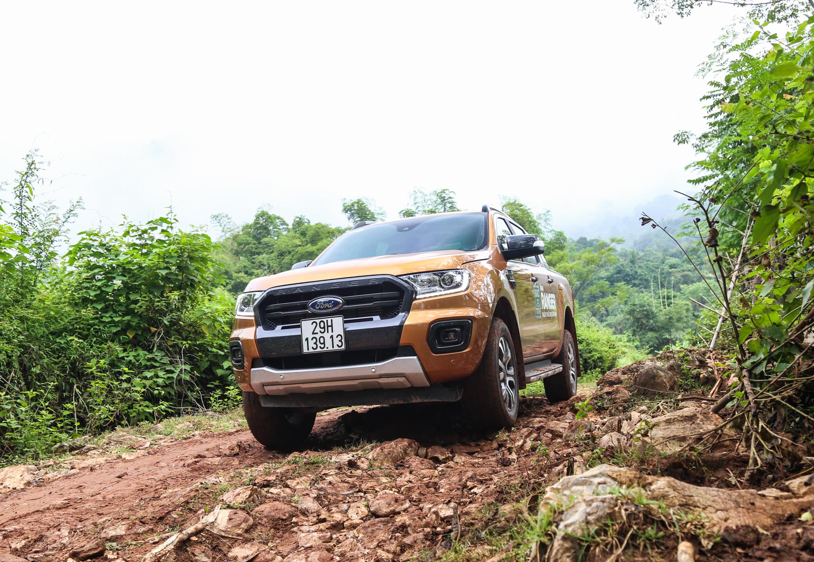 Bán tải Ford Ranger giữ ngôi vương bán chạy nhất Việt Nam