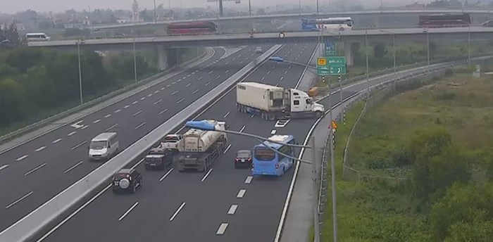 Cấm vĩnh viễn lái xe cố tình đi lùi, ngược chiều trên cao tốc