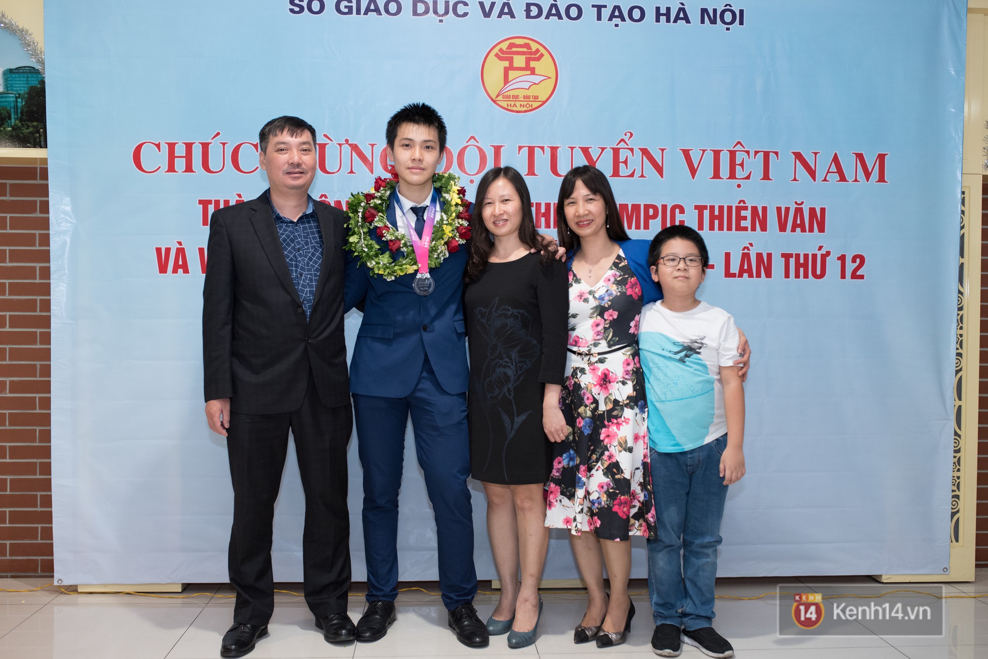 Nam sinh 2002 đẹp trai như nam thần, giành HCB Olympic Thiên văn học Quốc tế: Mê chơi LOL, đang tập gym để có 6 múi