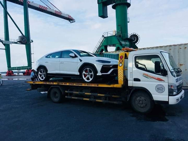Bộ đôi siêu bò Lamborghini Urus cập bến Việt Nam