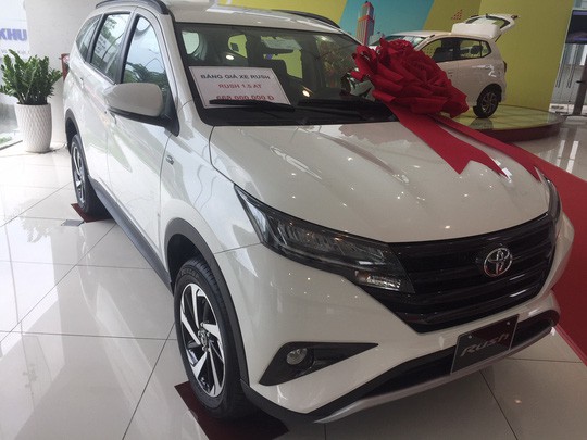 Ôtô giảm giá cả trăm triệu đồng vẫn kén khách