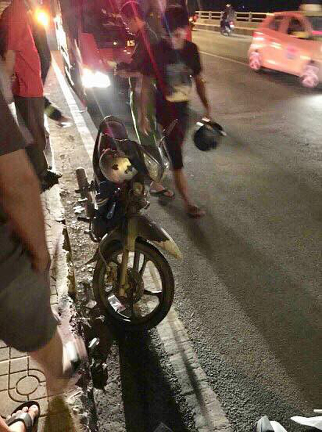 Lực lượng người nhái trắng đêm lặn tìm nam thanh niên 28 tuổi nhảy sông Sài Gòn mất tích Lực lượng người nhái trắng đêm lặn tìm nam thanh niên 28 tuổi nhảy sông Sài Gòn mất tích