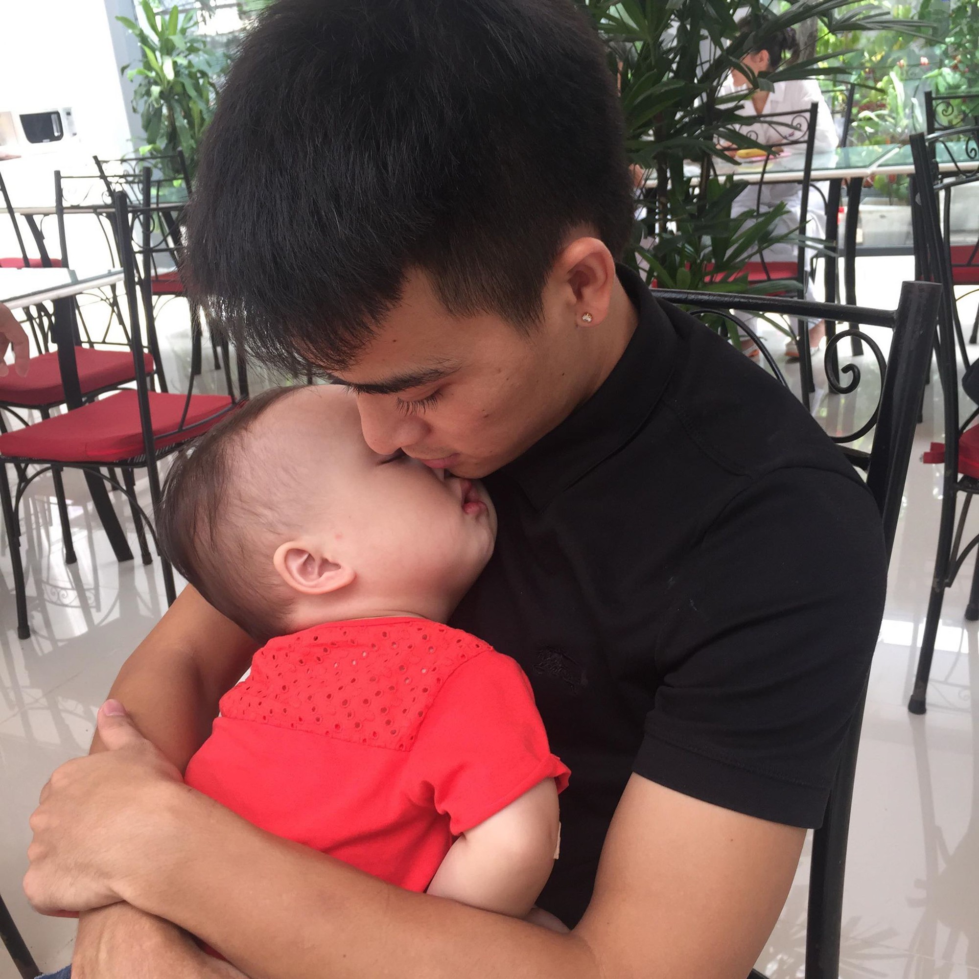 Đáng yêu nổ MXH: Cô bé 3 tuổi khóc lóc gọi điện cầu cứu ông nội vì bị bố trêu đến không ngủ được!