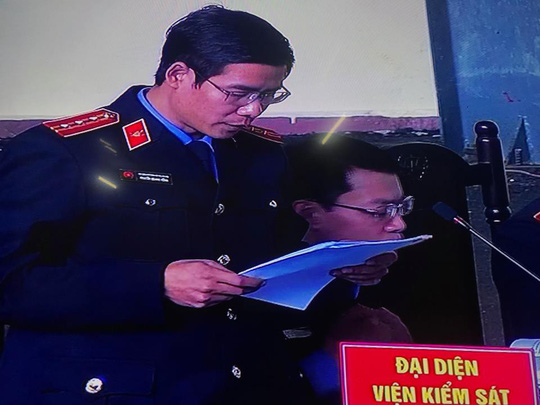 Ông Phan Văn Vĩnh vẻ mệt mỏi nghe VKS công bố cáo trạng buộc tội