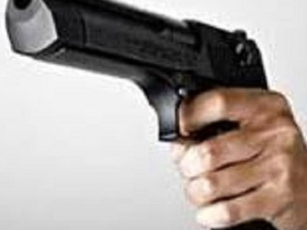 Nổ súng, vung dao uy hiếp gây náo loạn tiệm cầm đồ