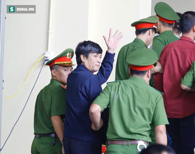 Phút tạm biệt người thân của ông trùm cờ bạc Phan Sào Nam ở sân tòa