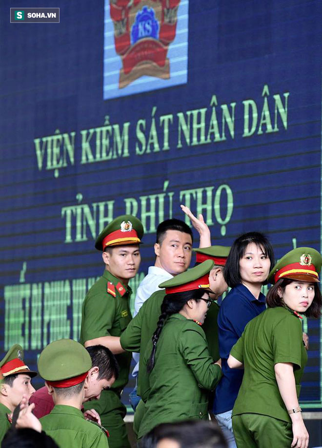 Phút tạm biệt người thân của ông trùm cờ bạc Phan Sào Nam ở sân tòa