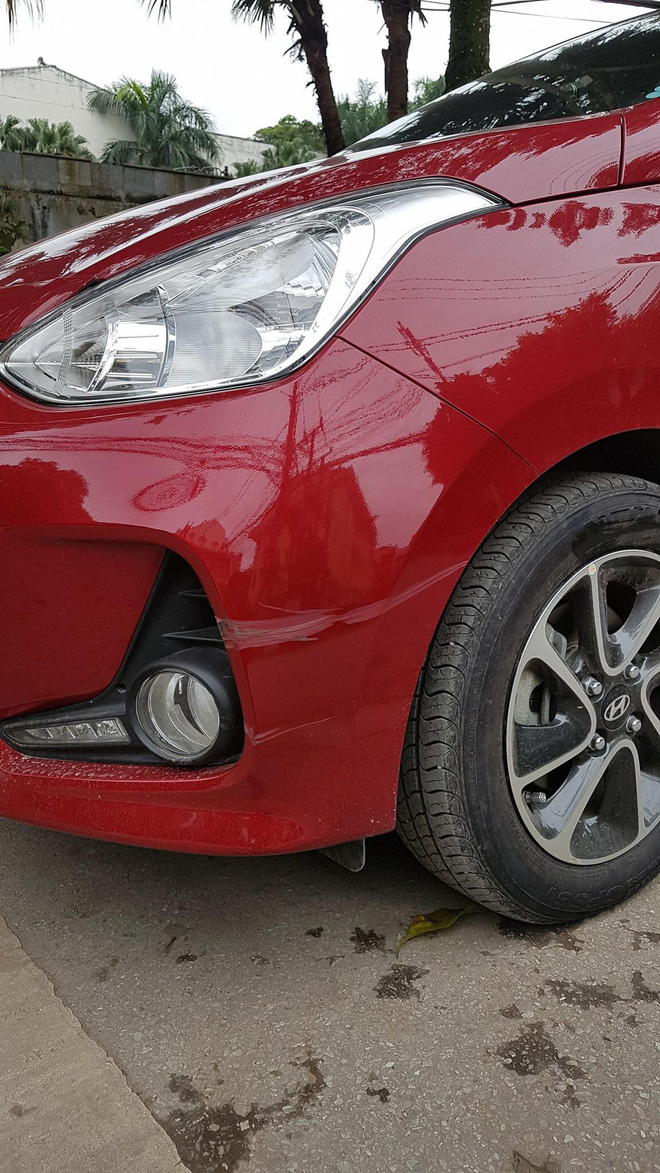 Chiếc ô tô với vết xước nhẹ và mẩu giấy nhắn xin lỗi kèm số điện thoại khiến bất cứ tài xế nào cũng chẳng thể nổi nóng