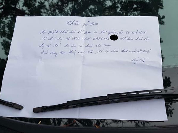 Chiếc ô tô với vết xước nhẹ và mẩu giấy nhắn xin lỗi kèm số điện thoại khiến bất cứ tài xế nào cũng chẳng thể nổi nóng