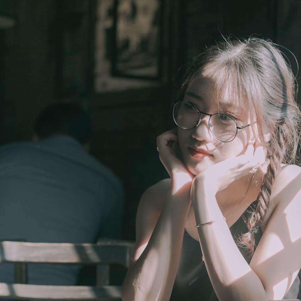 Đội sổ môn... cầu lông, nữ sinh bị lũ bạn troll tặng băng rôn đề danh hiệu Hoa hậu thể chất