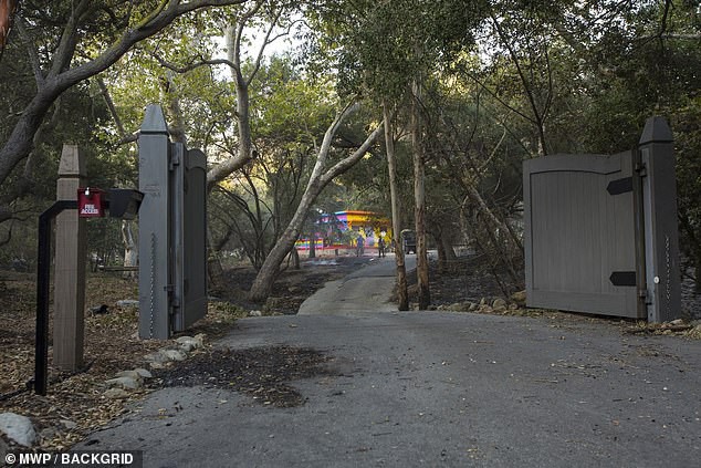 Liam Hemsworth trở về nhìn đống tro tàn từng là ngôi nhà chung sống với Miley Cyrus sau vụ cháy ở California