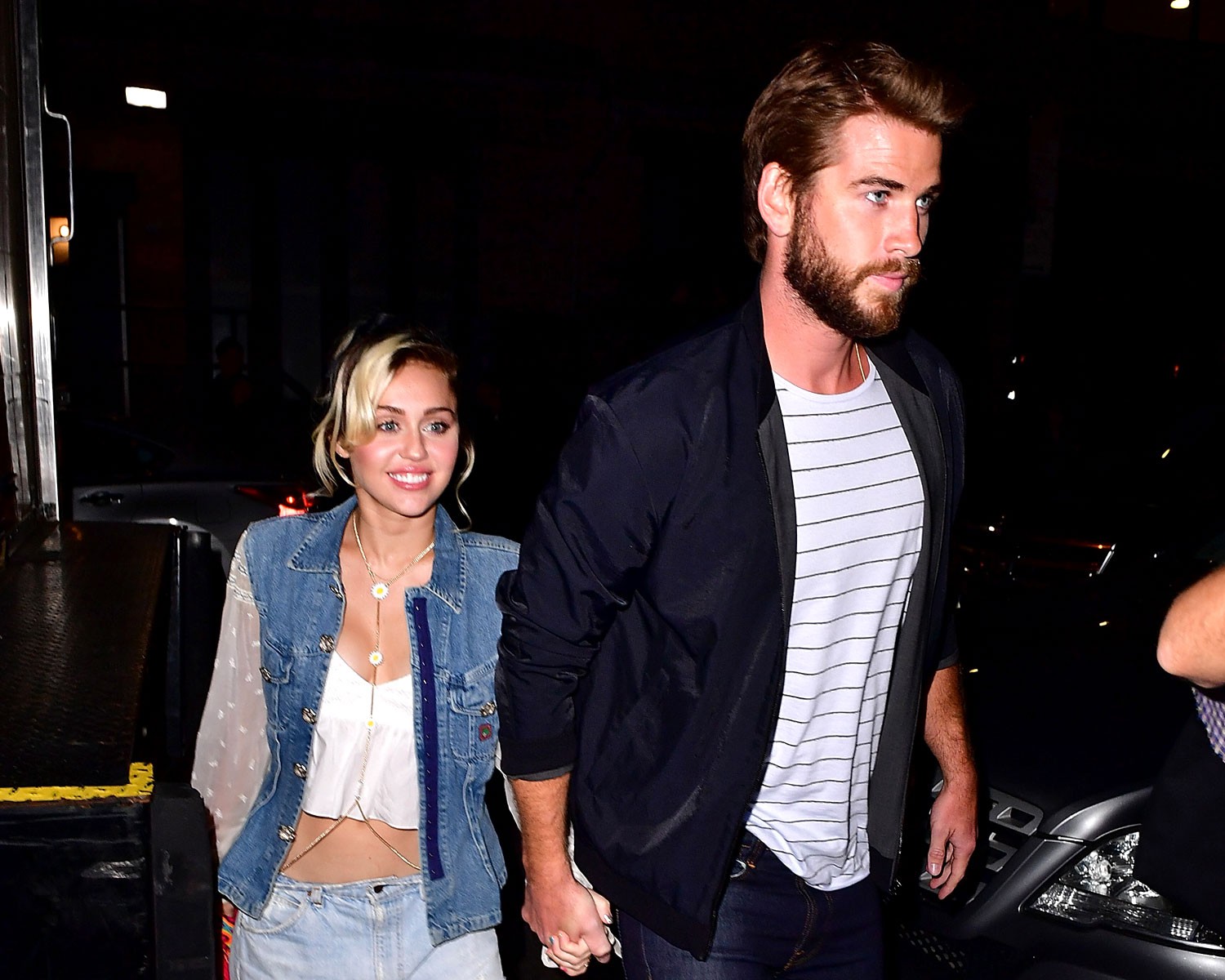 Liam Hemsworth trở về nhìn đống tro tàn từng là ngôi nhà chung sống với Miley Cyrus sau vụ cháy ở California