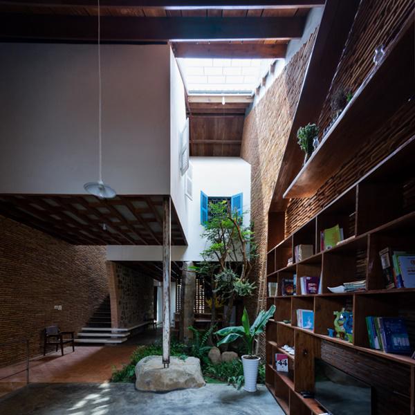 Vợ chồng Việt bỏ phố về quê xây nhà cấp 4 đẹp mê li, lý do khiến ai cũng nể!