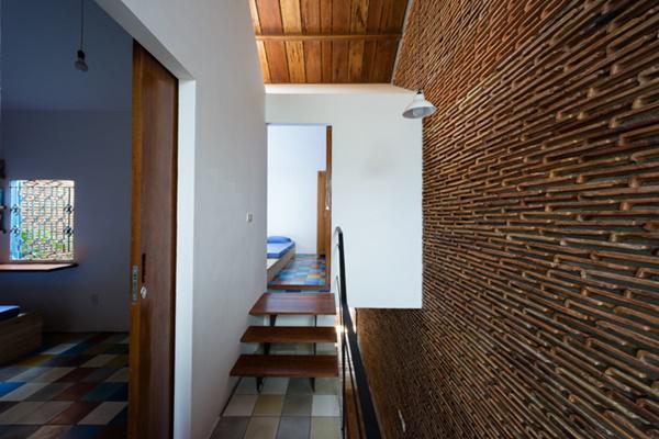 Vợ chồng Việt bỏ phố về quê xây nhà cấp 4 đẹp mê li, lý do khiến ai cũng nể!