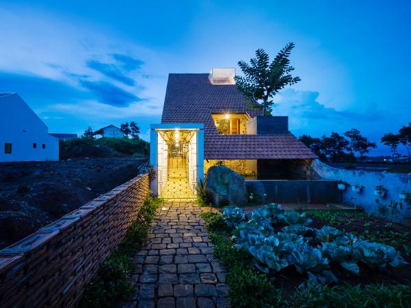 Vợ chồng Việt bỏ phố về quê xây nhà cấp 4 đẹp mê li, lý do khiến ai cũng nể!