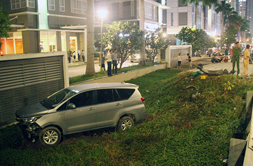 Ôtô tông loạt xe máy ở Sài Gòn, một người tử vong