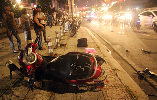 Ôtô tông loạt xe máy ở Sài Gòn, một người tử vong