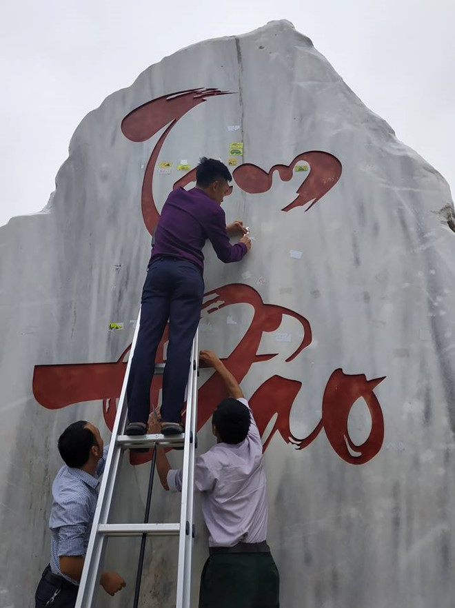 Nhiều phượt thủ dán giấy ghi tên mình lên hòn đá biểu tượng Tam Đảo