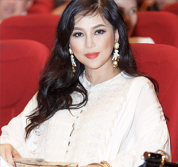 Để ý mới thấy: Hà Tăng chăm diện đồ đơn giản, trái ngược hoàn toàn với em và mẹ chồng